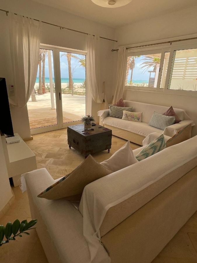 Nº 25 Alfredo Marchetti On The Beach,praia De Chaves Bv
